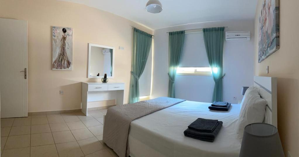 Royal Seacrest Residence Paphos Ngoại thất bức ảnh